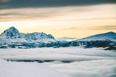 İtalya, Kronplatz 'daki karlı dağların insansız hava görüntüsü. Güney Tyrol 'da deniz seviyesinden 2,275 metre (7,464 feet) yüksekliğe sahip bir Dolomitler dağıdır.