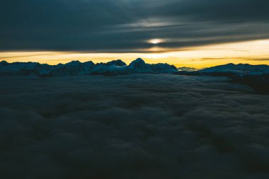 İtalya, Kronplatz 'daki karlı dağların insansız hava görüntüsü. Güney Tyrol 'da deniz seviyesinden 2,275 metre (7,464 feet) yüksekliğe sahip bir Dolomitler dağıdır.