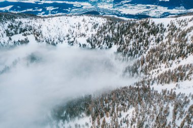 İtalya, Kronplatz 'daki karlı dağların insansız hava görüntüsü. Güney Tyrol 'da deniz seviyesinden 2,275 metre (7,464 feet) yüksekliğe sahip bir Dolomitler dağıdır.
