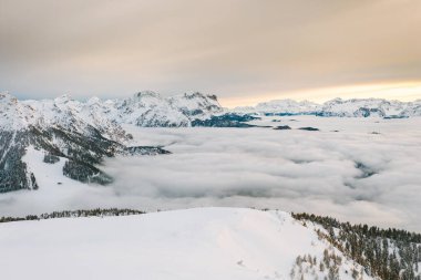İtalya, Kronplatz 'daki karlı dağların insansız hava görüntüsü. Güney Tyrol 'da deniz seviyesinden 2,275 metre (7,464 feet) yüksekliğe sahip bir Dolomitler dağıdır.
