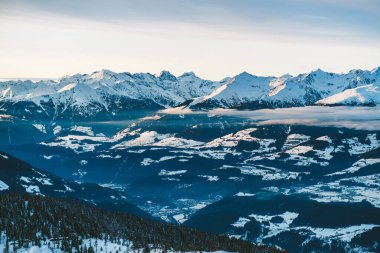 Karlı dağlarda altın saat, Kronplatz, İtalya. Güney Tyrol 'da deniz seviyesinden 2,275 metre (7,464 feet) yüksekliğe sahip bir Dolomitler dağıdır.