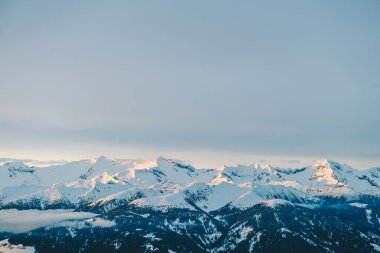 Karlı dağlarda altın saat, Kronplatz, İtalya. Güney Tyrol 'da deniz seviyesinden 2,275 metre (7,464 feet) yüksekliğe sahip bir Dolomitler dağıdır.