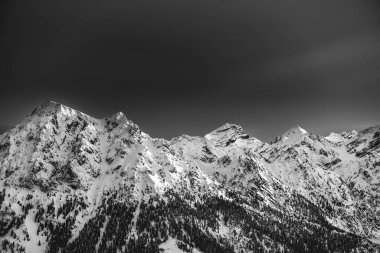 Karlı dağlarda altın saat, Kronplatz, İtalya. Güney Tyrol 'da deniz seviyesinden 2,275 metre (7,464 feet) yüksekliğe sahip bir Dolomitler dağıdır.