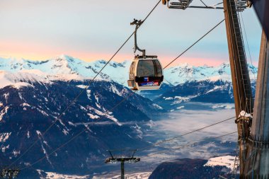 Karlı dağlarda altın saat, Kronplatz, İtalya. Güney Tyrol 'da deniz seviyesinden 2,275 metre (7,464 feet) yüksekliğe sahip bir Dolomitler dağıdır.
