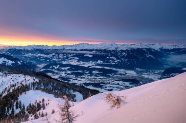 Karlı dağlarda altın saat, Kronplatz, İtalya. Güney Tyrol 'da deniz seviyesinden 2,275 metre (7,464 feet) yüksekliğe sahip bir Dolomitler dağıdır.