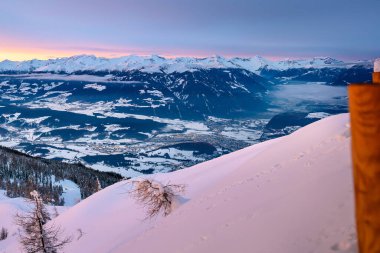 Karlı dağlarda altın saat, Kronplatz, İtalya. Güney Tyrol 'da deniz seviyesinden 2,275 metre (7,464 feet) yüksekliğe sahip bir Dolomitler dağıdır.