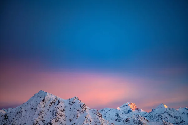 눈덮인 산들의 황금시간대 이탈리아 플라스 티롤에 돌묵상어의 산으로 275 464 — 스톡 사진
