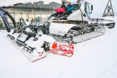Kronplatz, Güney Tyrol, İtalya - 20 Kasım 2019: İtalyan Alplerinde kayak hazırlıkları için makine