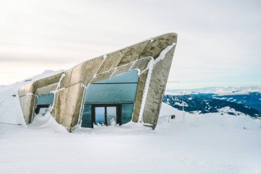 Kronplatz, Güney Tyrol, İtalya - 20 Kasım 2019: Kronplatz 'daki Messner Mountain Müzesi (Mmm Corones)