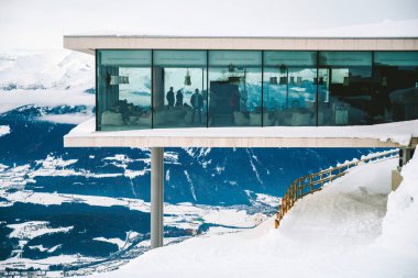 Kronplatz, Güney Tyrol, İtalya - 20 Kasım 2019: Lumen - Kronplatz 'daki Dağ Fotoğrafçılığı Müzesi - İtalyan Dolomitleri' ndeki kayak merkezi