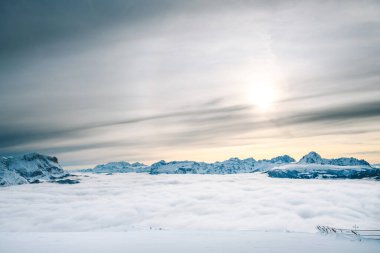Güneşli kış günlerinde İtalyan Dolomitlerle kayak merkezi Kronplatz 'da. Avrupa
