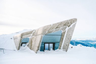 Kronplatz, Güney Tyrol, İtalya - 20 Kasım 2019: Kronplatz 'daki Messner Mountain Müzesi (Mmm Corones)