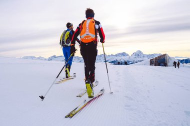 Kronplatz, Güney Tyrol, İtalya - 20 Kasım 2019: Dolomitler 'de kayakçılar