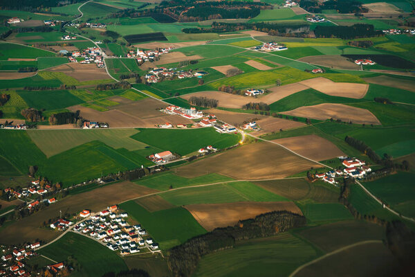 Вид из окна самолета на поля и деревни Баварии, Германия
