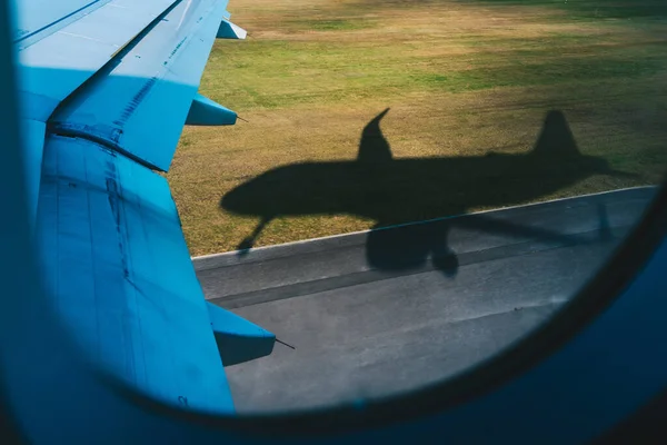 비행기는 비행기 창문을 그림자를 드리운다 — 스톡 사진