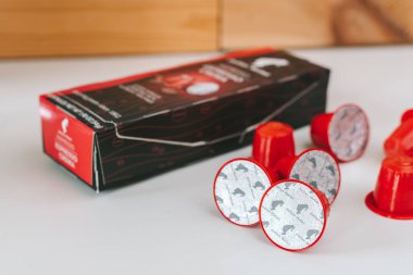 Kaunas, Litvanya - Mart 06, 2020: Julius Meinl kahve kapsülleri beyaz arka planda izole edildi