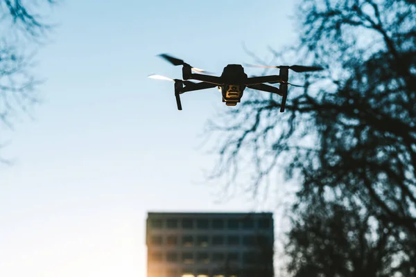Vliegende Drone Met Stad Achtergrond — Stockfoto