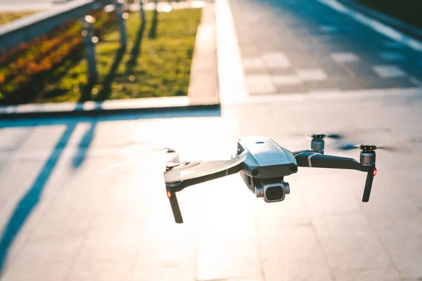 Repülő Drón Város Háttérben — Stock Fotó