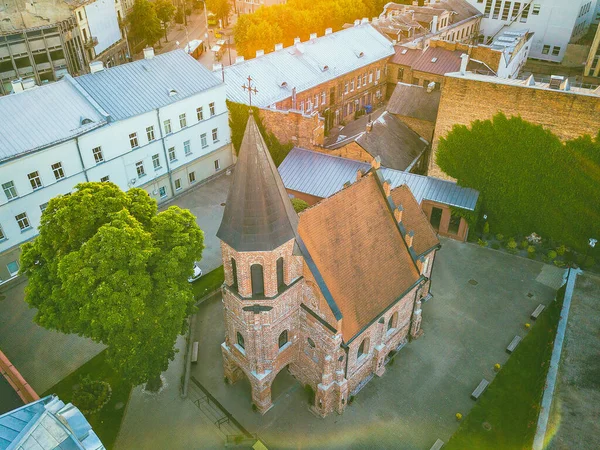 リトアニア カウナスの聖ゲルトルード教会のドローン航空ビュー — ストック写真