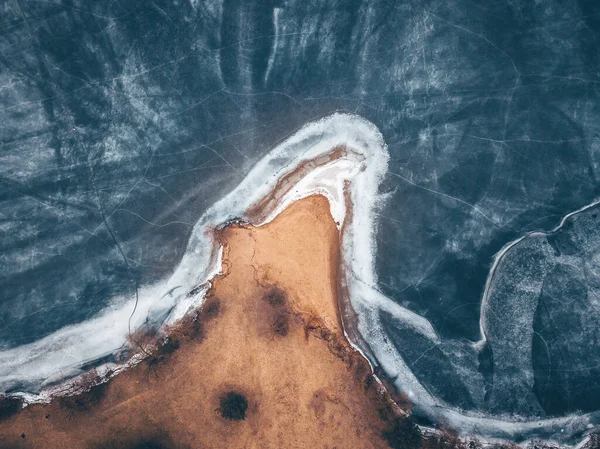 リトアニアのカウナスにある凍った湖のドローンの空中ビュー ロイヤリティフリーのストック写真