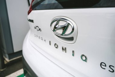 KAUNAS, LITHUANIA - 25 Nisan 2020: Kamu enerji şarj istasyonunda Hyundai Ioniq Electric aracı