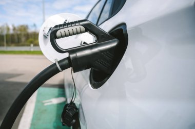 Şehrin caddesindeki elektrikli araba şarj istasyonuna yakın çekim