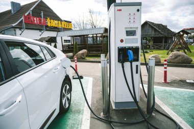KAUNAS, LITHUANIA - 25 Nisan 2020: Kamu enerji şarj istasyonunda Hyundai Ioniq Electric aracı