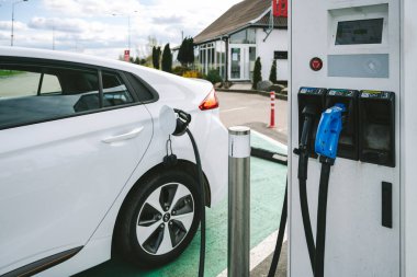 KAUNAS, LITHUANIA - 25 Nisan 2020: Kamu enerji şarj istasyonunda Hyundai Ioniq Electric aracı