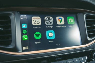 KAUNAS, LITHUANIA - 25 Nisan 2020: Apple Carplay sistemi ile Hyundai Ioniq Electric araba içi dijital ekran