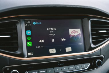 KAUNAS, LITHUANIA - 25 Nisan 2020: Apple Carplay sistemi ile Hyundai Ioniq Electric araba içi dijital ekran