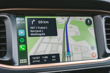 KAUNAS, LITHUANIA - 25 Nisan 2020: Apple Carplay sistemi ile Hyundai Ioniq Electric araba içi dijital ekran