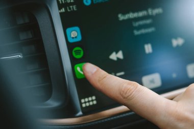 KAUNAS, LITHUANIA - 25 Nisan 2020: Apple Carplay sistemi ile Hyundai Ioniq Electric araba içi dijital ekran