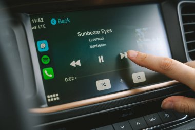 KAUNAS, LITHUANIA - 25 Nisan 2020: Apple Carplay sistemi ile Hyundai Ioniq Electric araba içi dijital ekran