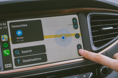 KAUNAS, LITHUANIA - 25 Nisan 2020: Apple Carplay sistemi ile Hyundai Ioniq Electric araba içi dijital ekran