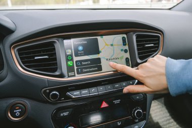 KAUNAS, LITHUANIA - 25 Nisan 2020: Apple Carplay sistemi ile Hyundai Ioniq Electric araba içi dijital ekran