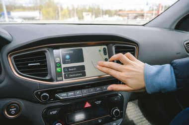 KAUNAS, LITHUANIA - 25 Nisan 2020: Apple Carplay sistemi ile Hyundai Ioniq Electric araba içi dijital ekran