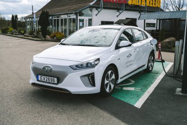 KAUNAS, LITHUANIA - 25 Nisan 2020: Kamu enerji şarj istasyonunda Hyundai Ioniq Electric aracı