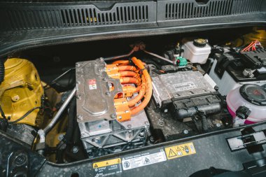 KAUNAS, LITHUANIA - 30 NİSAN 2020: yeni Volkswagen e-up! 36.8 kWsaat kapasiteli elektrikli bir araba. Elektrikli motor bileşenleri görüntüsü