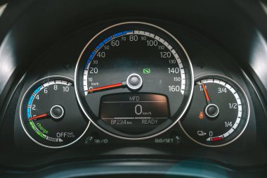 KAUNAS, LITHUANIA - 30 NİSAN 2020: yeni Volkswagen e-up! 36.8 kWsaat kapasiteli elektrikli araba. Araç içi.