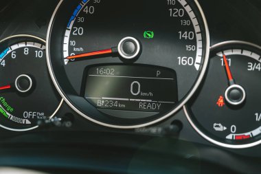 KAUNAS, LITHUANIA - 30 NİSAN 2020: yeni Volkswagen e-up! 36.8 kWsaat kapasiteli elektrikli araba. Araç içi.