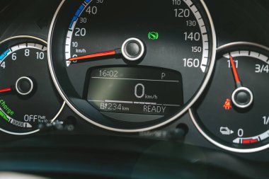 KAUNAS, LITHUANIA - 30 NİSAN 2020: yeni Volkswagen e-up! 36.8 kWsaat kapasiteli elektrikli araba. Araç içi.