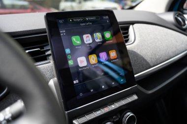 KAUNAS, LITHUANIA - 15 Mayıs 2020: Yeni Renault Zoe elektrikli araba. Apple Karikatür simgeleri ile EASY LINK multimedya sisteminin yakın görüntüsü.