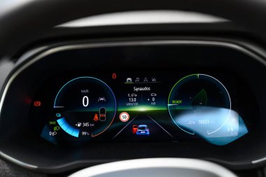 KAUNAS, LITHUANIA - 15 Mayıs 2020: Yeni Renault Zoe elektrikli araba. Modern elektronik panelin yakın görüntüsü