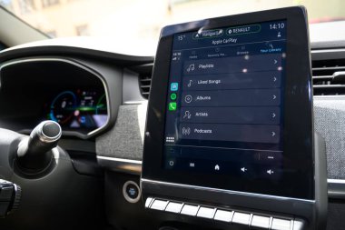 KAUNAS, LITHUANIA - 15 Mayıs 2020: Yeni Renault Zoe elektrikli araba. EASY LINK multimedya sisteminin yakın görüntüsü