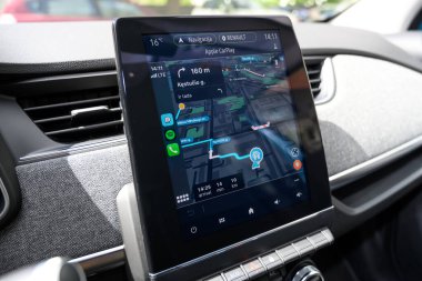 KAUNAS, LITHUANIA - 15 Mayıs 2020: Yeni Renault Zoe elektrikli araba. WAZE navigasyon uygulaması ile EASY LINK multimedya sisteminin yakın görüntüsü