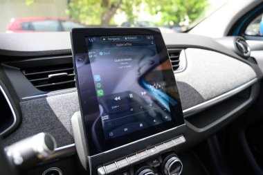 KAUNAS, LITHUANIA - 15 Mayıs 2020: Yeni Renault Zoe elektrikli araba. WAZE navigasyon uygulaması ile EASY LINK multimedya sisteminin yakın görüntüsü