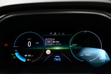 KAUNAS, LITHUANIA - 15 Mayıs 2020: Yeni Renault Zoe elektrikli araba. Modern elektronik panelin yakın görüntüsü