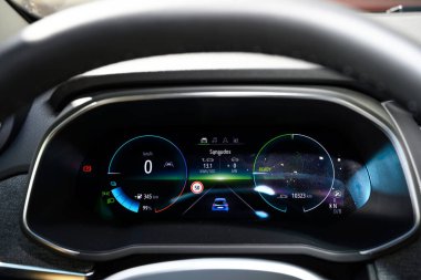 KAUNAS, LITHUANIA - 15 Mayıs 2020: Yeni Renault Zoe elektrikli araba. Modern elektronik panelin yakın görüntüsü