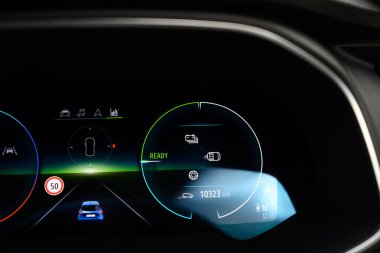 KAUNAS, LITHUANIA - 15 Mayıs 2020: Yeni Renault Zoe elektrikli araba. Modern elektronik panelin yakın görüntüsü