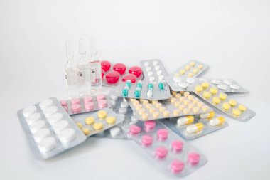 Tıbbi ilaçlar ve haplar.